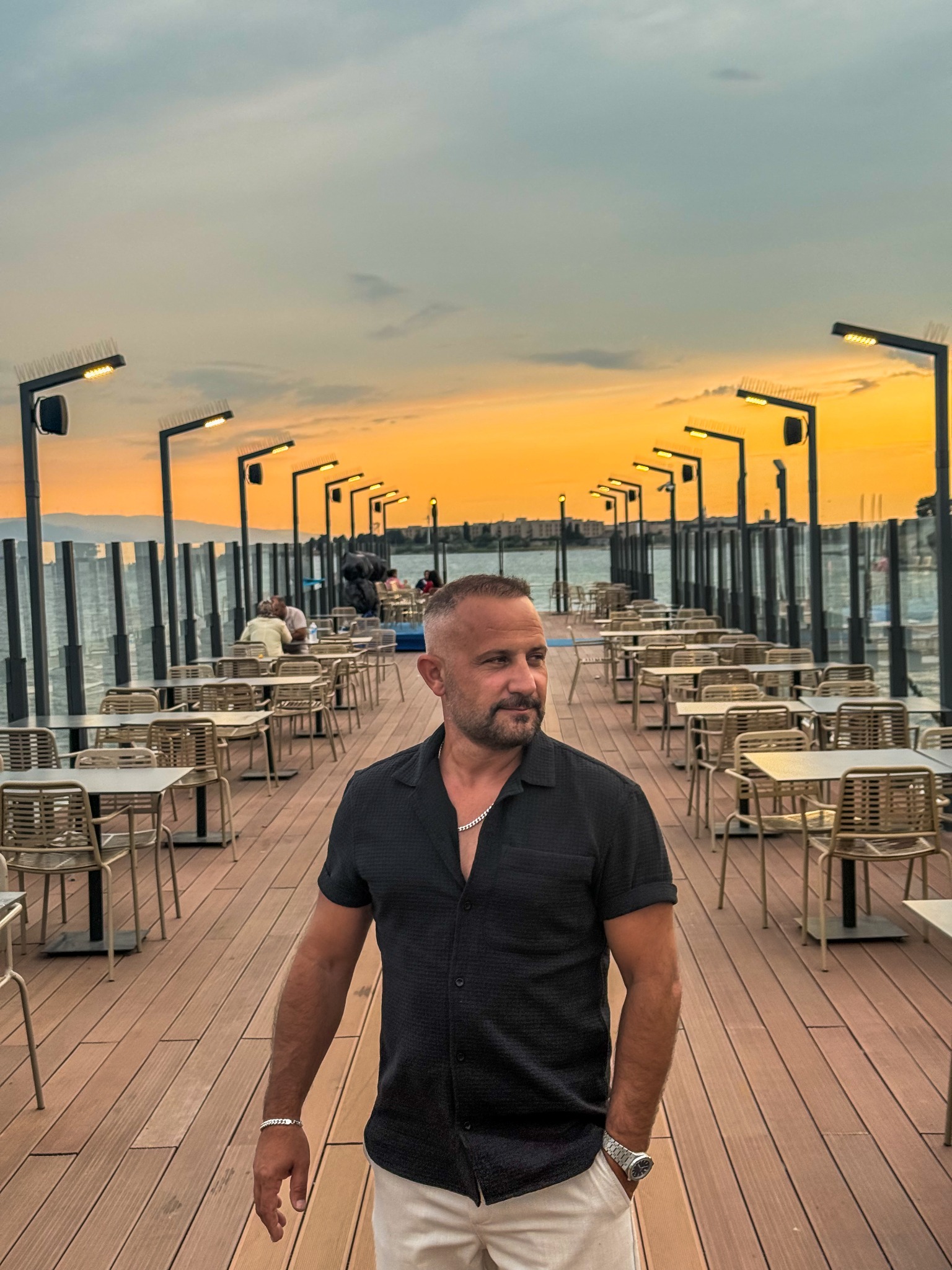 Fatih Yıldırım gün batımında sahilde